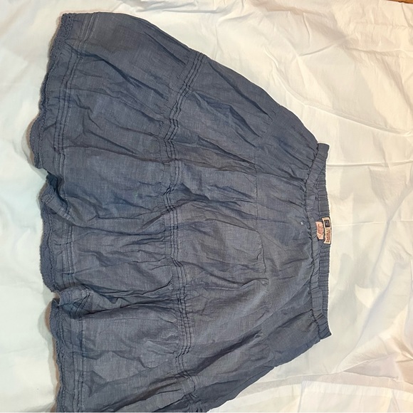 A cute blue frilly skirt - Picture 3 of 7